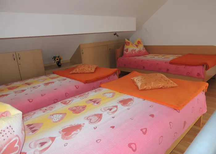 And Tavcar בית הארחה