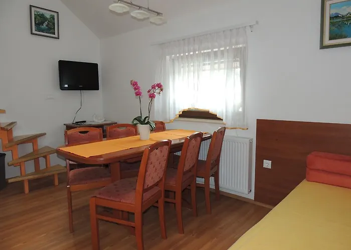 And Tavcar בית הארחה 4*